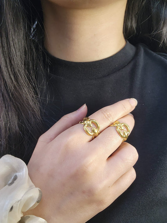 916 Gold Elizabeth Locked Ring